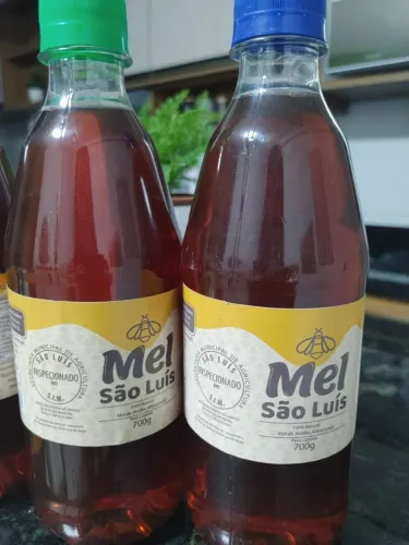 Mel de abelha puro, 100% natural.
