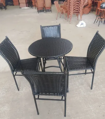 Mesa com 4 cadeiras marrom zerado nunca usado ,aceito ofertas ?