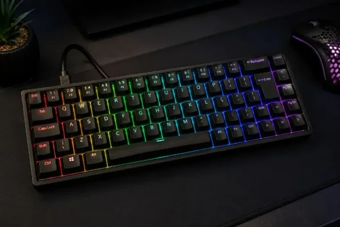 Teclado mecânico Akko 3068s preto Português ABNT2 com fio switch orange