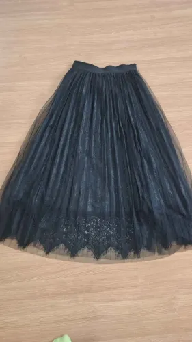 Saia midi em tule plissado com brilho metalizado e barra de renda tamanho P Innocence.