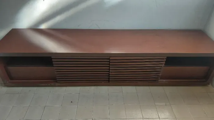 Rack de TV estilo Mid Century Modern - Madeira Maciça Mogno