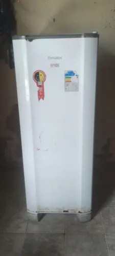 Geladeira com defeito à venda!