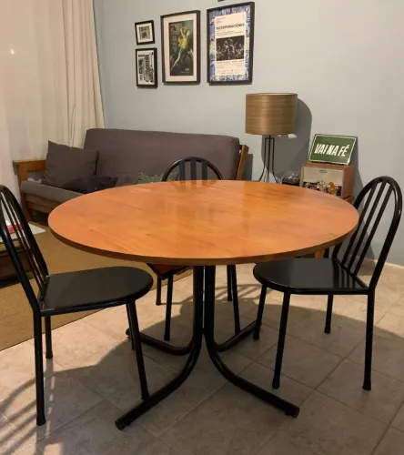 Mesa redonda retrô/industrial (tampo madeira natural + base metal) + 3 cadeiras
