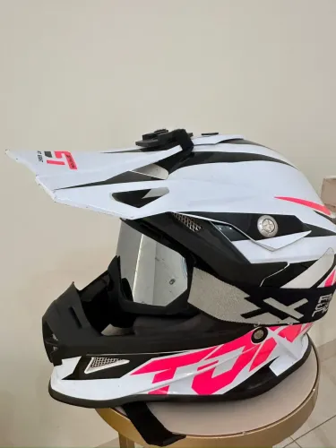 Capacete Marca Fox com oculos tamanho 60