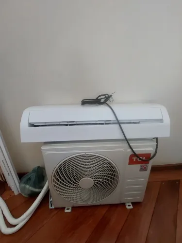 Vende-se ar condicionado 24btus inverter marca TCL 220v 5 meses de uso incluso cabeament