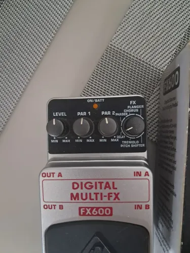 Pedal Multi Efeitos para Guitarra Behringer FX600 Digital Multi-FX