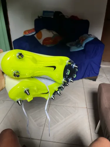 Chuteira de pino nova só usei 1 vez muito boa e maneira trava bem na grama e etc?