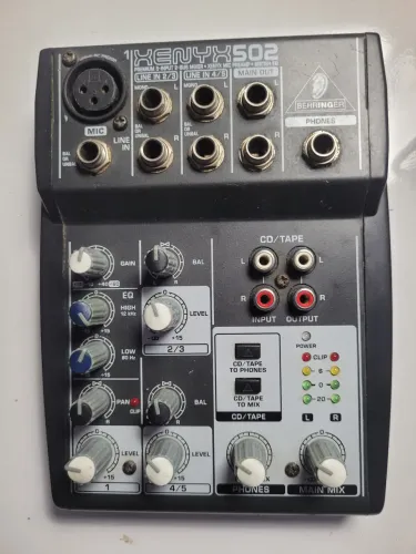 Mesa de som Behringer Xenyx 502,