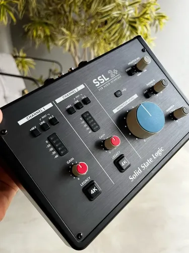 Interface de Áudio Solid State Logic SSL 2+ MKII ? Cinza-escuro (semi-novo)