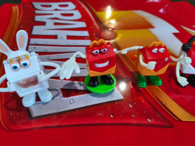 Brinquedos colecionáveis do McDonald's da coleção "Happy Futebol Clube"
