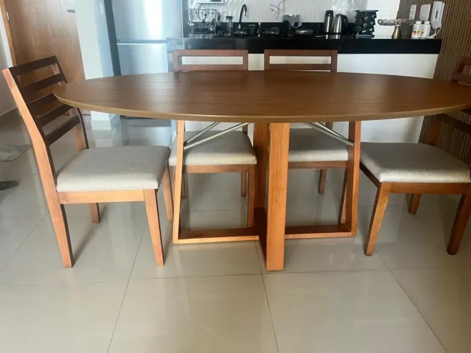 Mesa nova com cadeiras de madeira a pronta entrega 