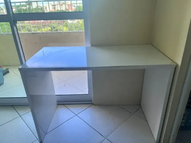 Mesa de Trabalho Branca - Compacta e Funcional