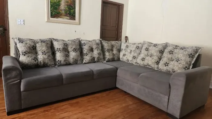 Sofá em L em Tecido Suede Cinza e Chumbo com Estrutura de Madeira - 2,00m x 2,45m
