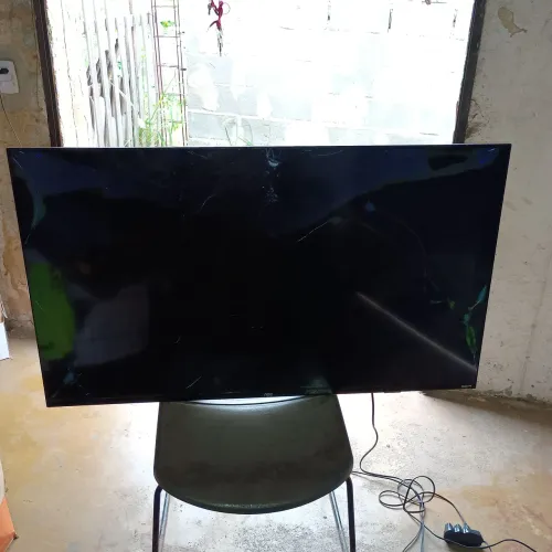TV ROCU COM AVARIAS, PRÓPRIA PRA QUEM PRECISA APROVEITAR PEÇAS.