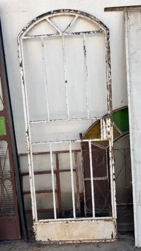 Portão de Ferro Antigo com Arco Colonial - Ideal para Restauração