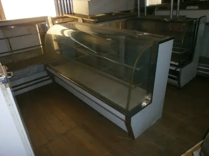 balcão vitrine - neutro-  vidro curvo - medindo 2 metros - bem usado
