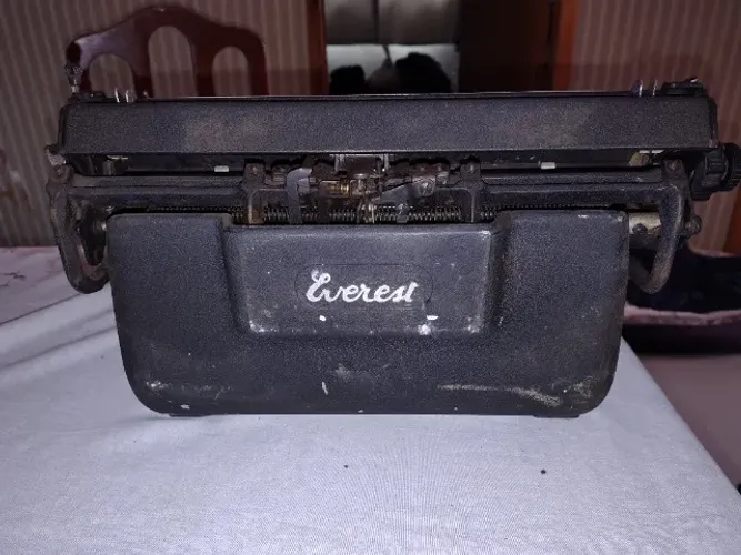 Máquina de escrever Everest