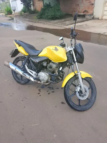 Moto ótima para trabalho e passeio muito econômica.  