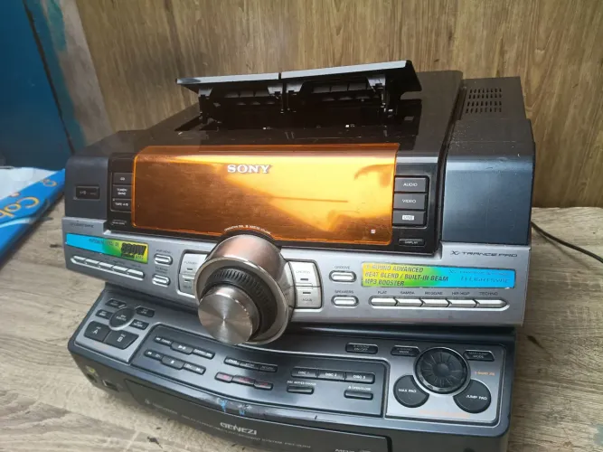 Som Sony Genezi FST-ZUX9,potência de 880W RMS,com defeito 