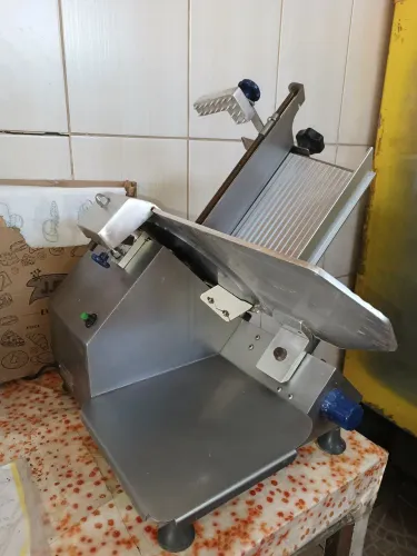 Vende-se maquia de cortar frios elétrica