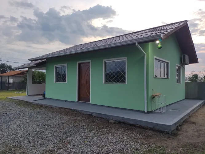 Casa para alugar em ótima localização no Aririu 