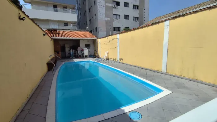 Sobrado à venda em Praia Grande no bairro Guilhermina com 4 Suítes