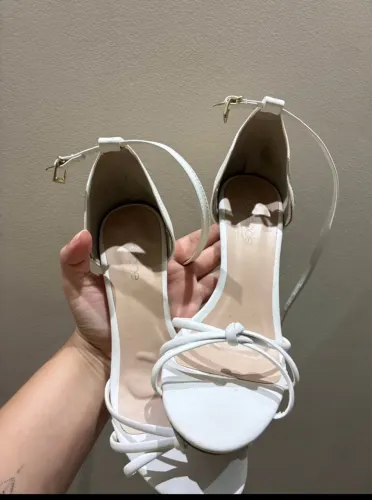 Vende se salto branco