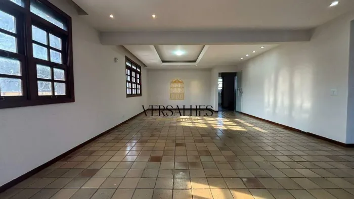 Casa para alugar com 08 quartos, 08 banheiros, 06 vagas de garagem, 400 m² - Bairro Santa
