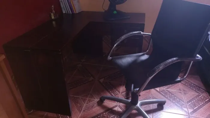 Vendo cadeira e mesa por 800 reais 