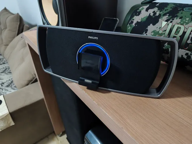 Dock Station Philips - com cabo para a entrada auxiliar.