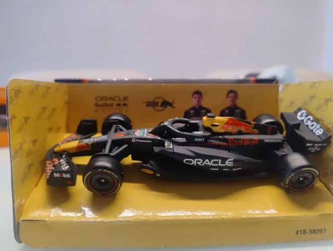 Miniatura F1 Red Bull RB/2 1/43 Burago