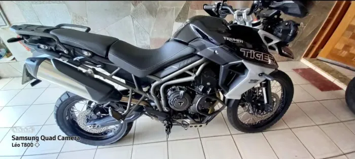 Triumph Tiger 800 xcx painel colorido