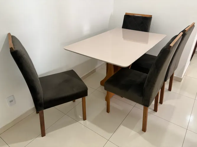 Mesa retangular c/ 4 cadeiras