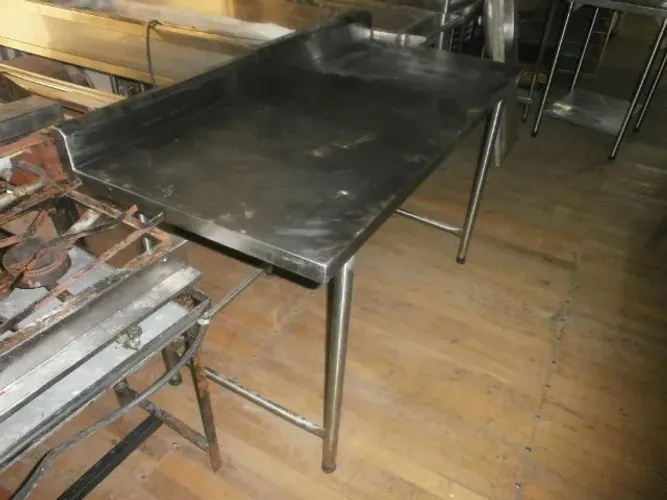 mesa total em inox - pés e tampo - medindo 1,50mt - para restaurante / cozinha industrial