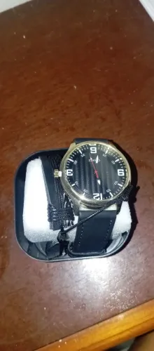 Relógio estilo social masculino com caixa e uma pulseira preta 130$, novo