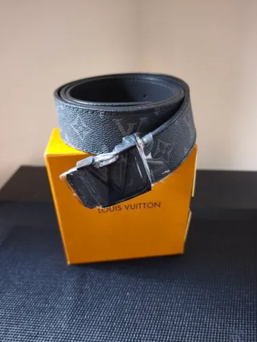 Cinto Preto e Cinza Louis Vuitton.