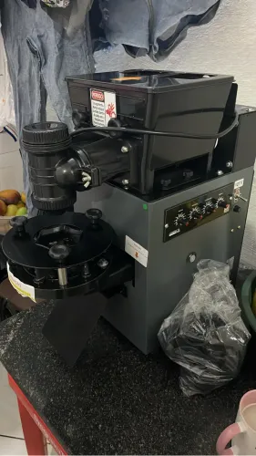 Máquina de modelar salgados 