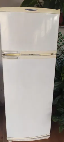 Vende se geladeira