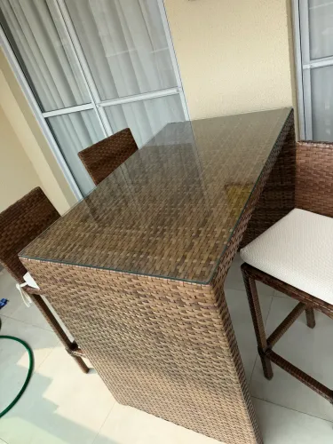 Bistrô em vime com 4 banquetas
