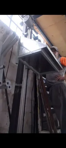 Monta carga sobe até 3 metros 