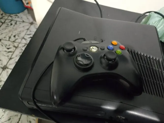 Vendo Xbox 360 desbloqueado com 30 jogos e com controle original tudo funcionando norm.