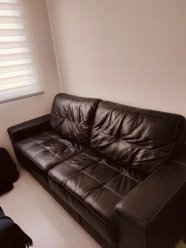 Sofá fixo em couro preto