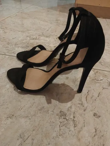 Sandália salto alto schutz