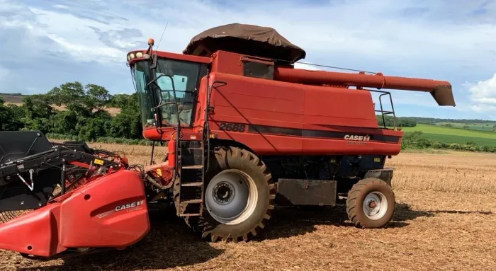 Colheitadeira Case 2688 ano 2014 com 5.600 horas, 4 pneus novos, em MG