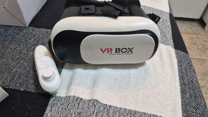 VR Box com controle bluetooth semi novo! Em excelente estado! Pouco usado!