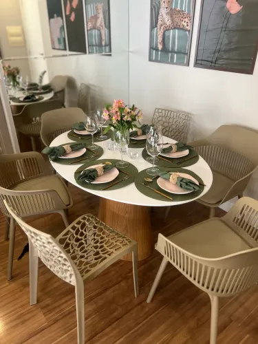 Mesa de jantar oval com base cone