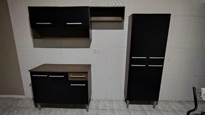 Armário de Cozinha Completo Preto com Detalhes em Madeira
