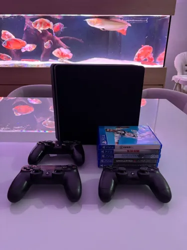 PS4 SLIM 500gb + 3 CONTROLES + 5 JOGOS