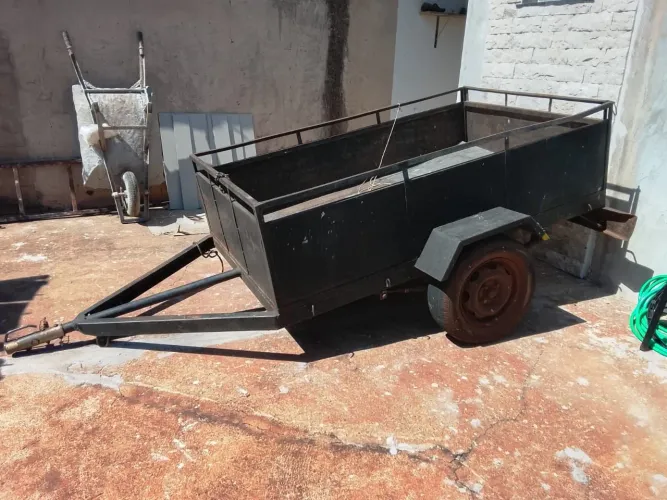 Carretinha toda investida em lataria 