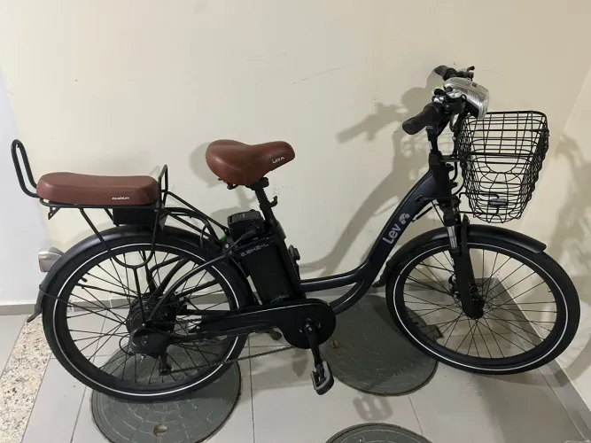 Bicicleta elétrica em excelente qualidade,  com garantia de fábrica,  pouco usada.
